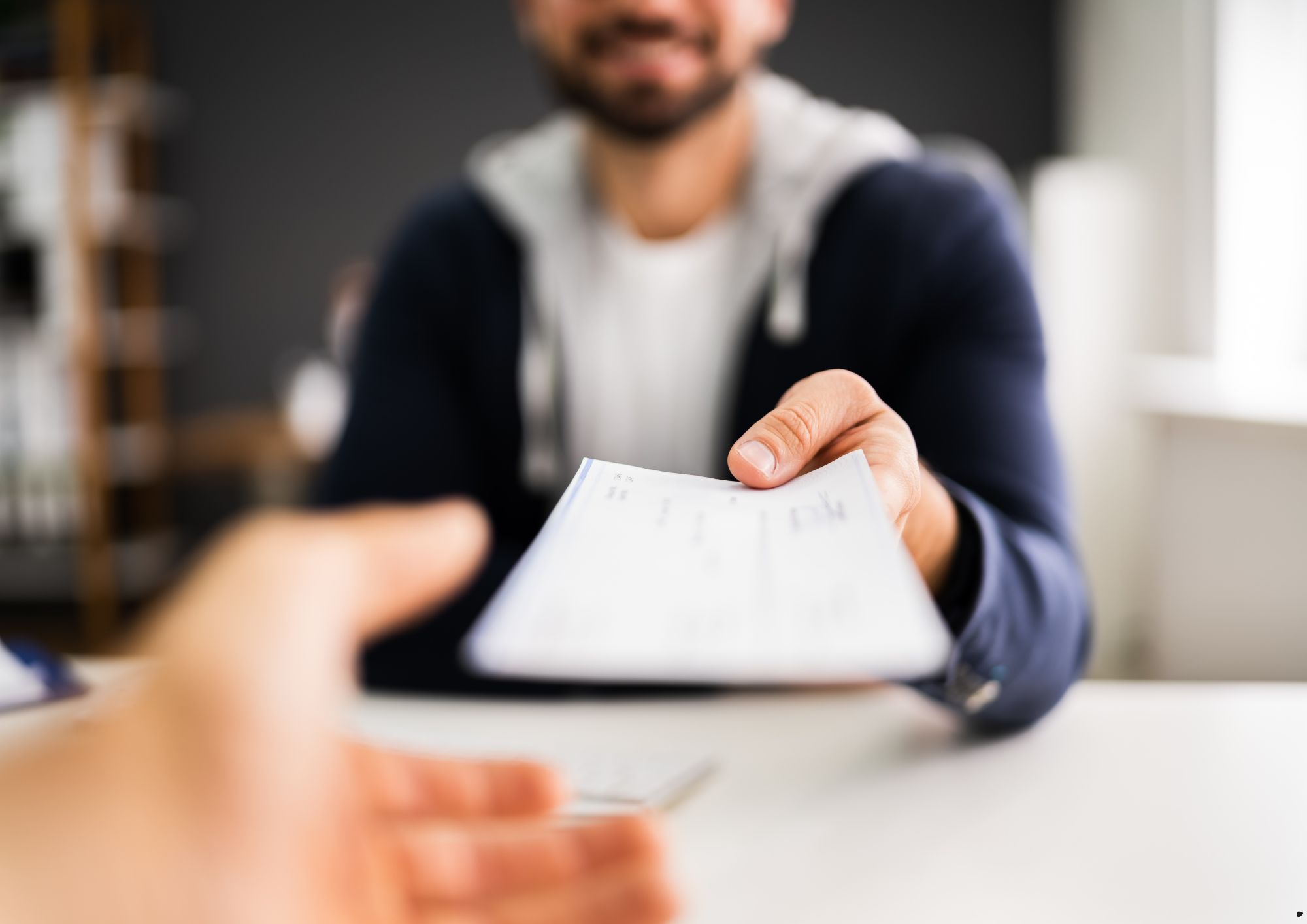 איך בודקים תלוש משכורת